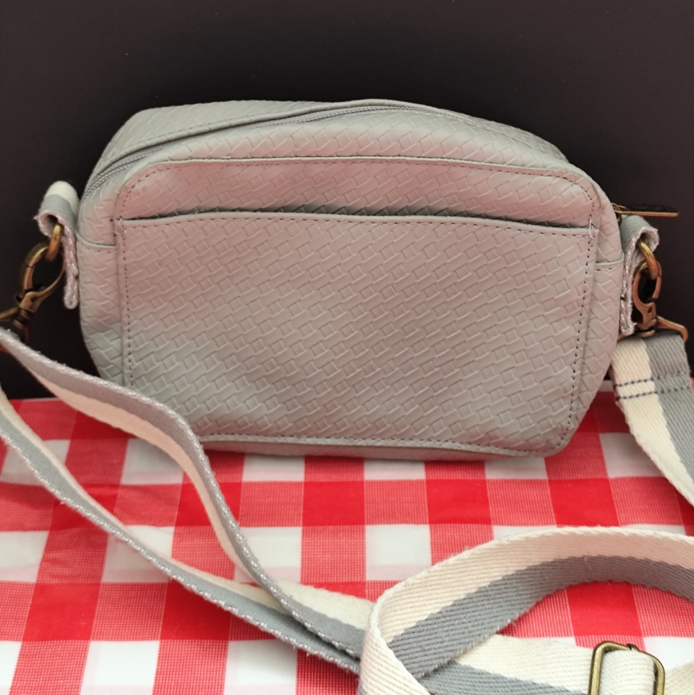 Thirty One Boutique Crossbody in Whisper Grey Basketweave